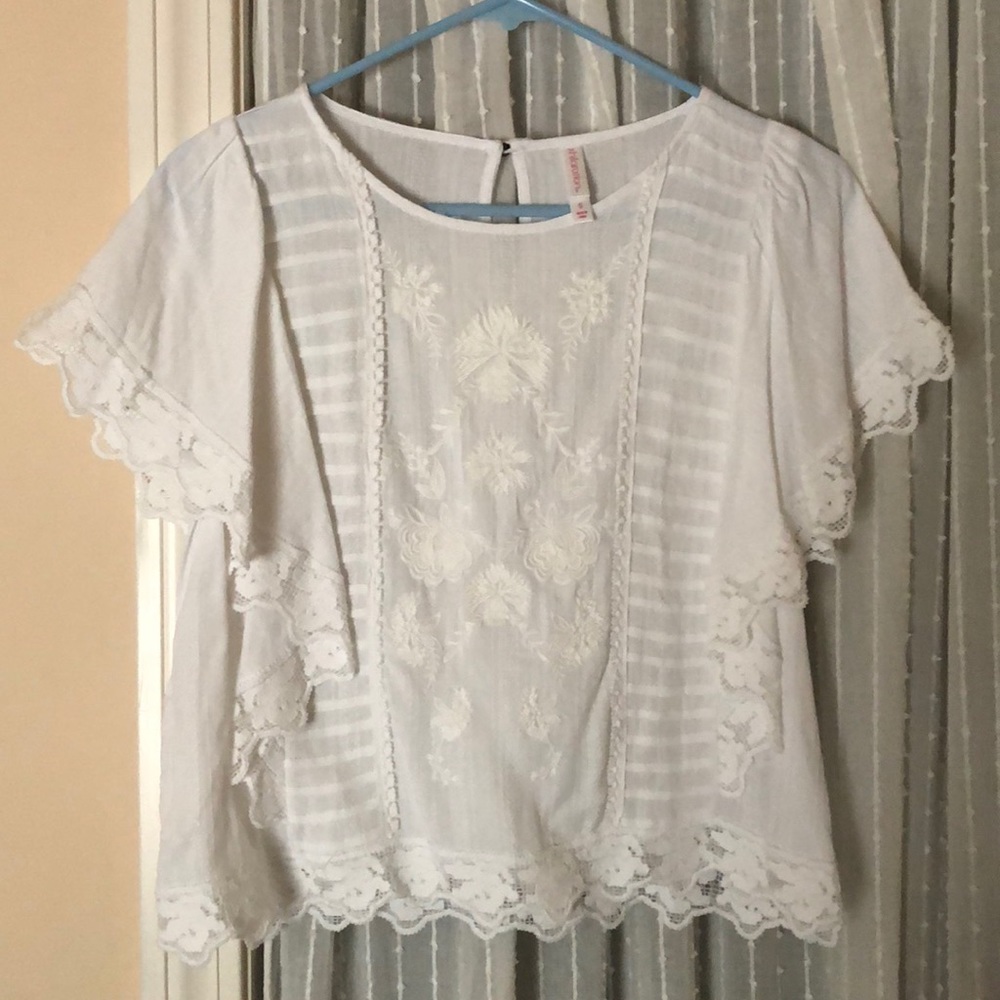 White embroidered peasant tank top flowy sleeves.